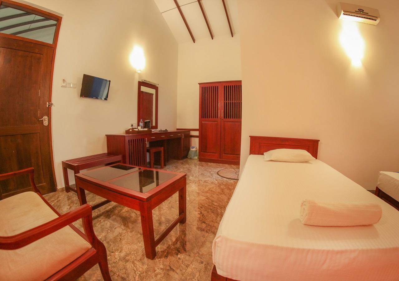 White Rose Beach Resort Marawila Esterno foto