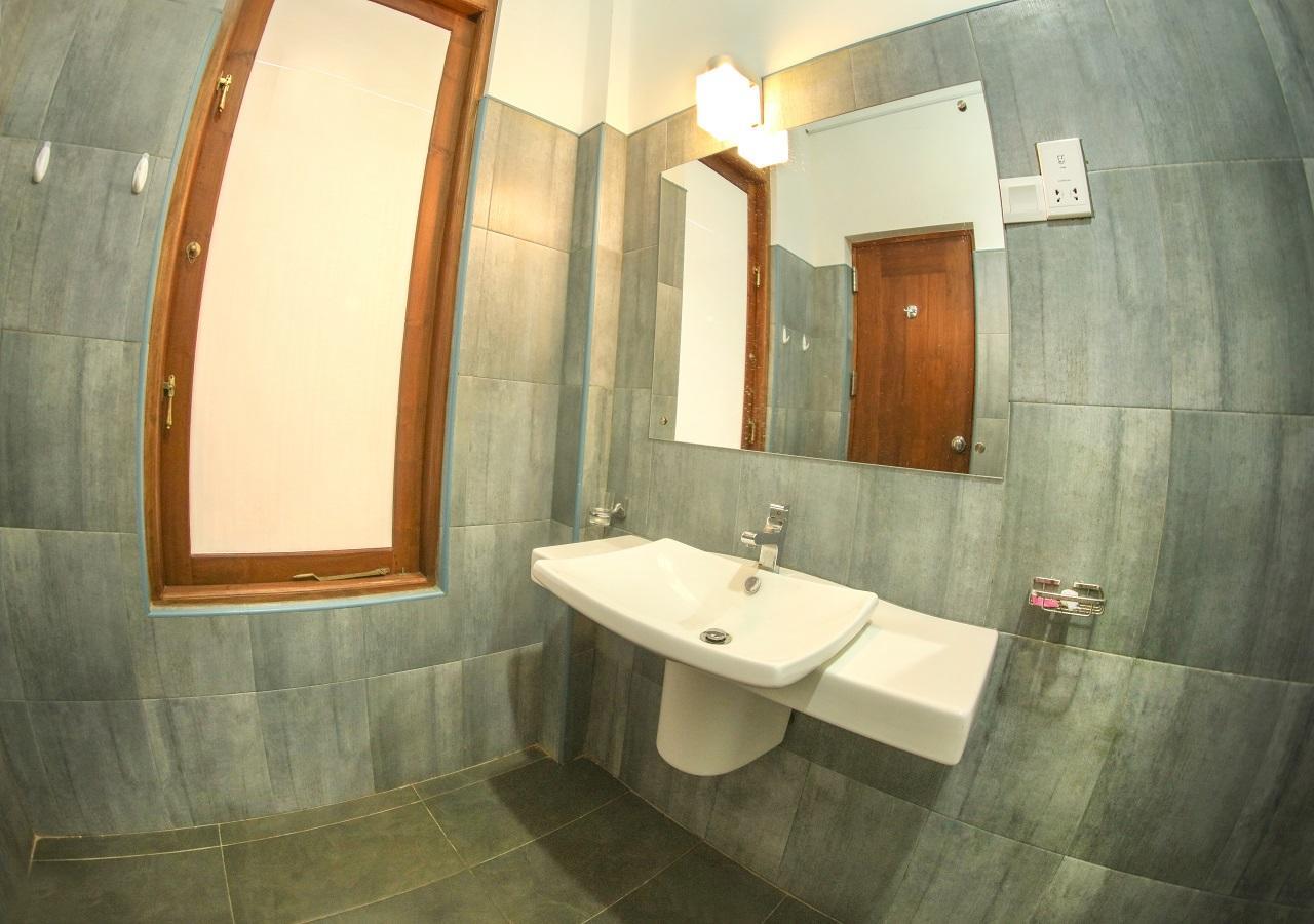 White Rose Beach Resort Marawila Esterno foto