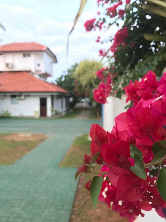 White Rose Beach Resort Marawila Esterno foto