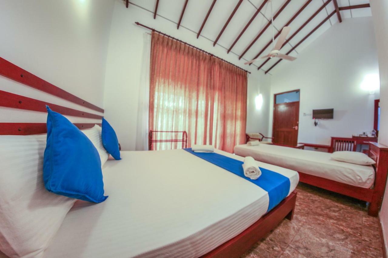 White Rose Beach Resort Marawila Esterno foto
