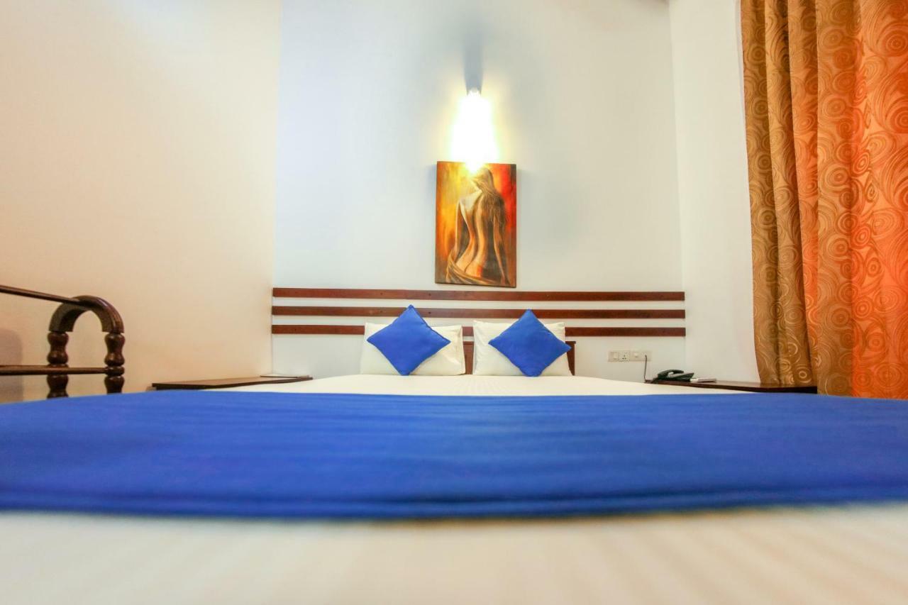 White Rose Beach Resort Marawila Esterno foto