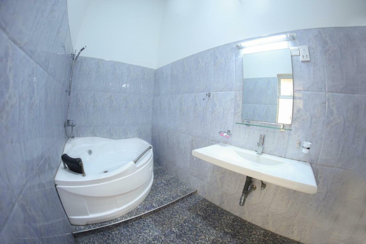 White Rose Beach Resort Marawila Esterno foto
