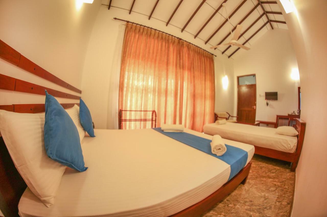 White Rose Beach Resort Marawila Esterno foto